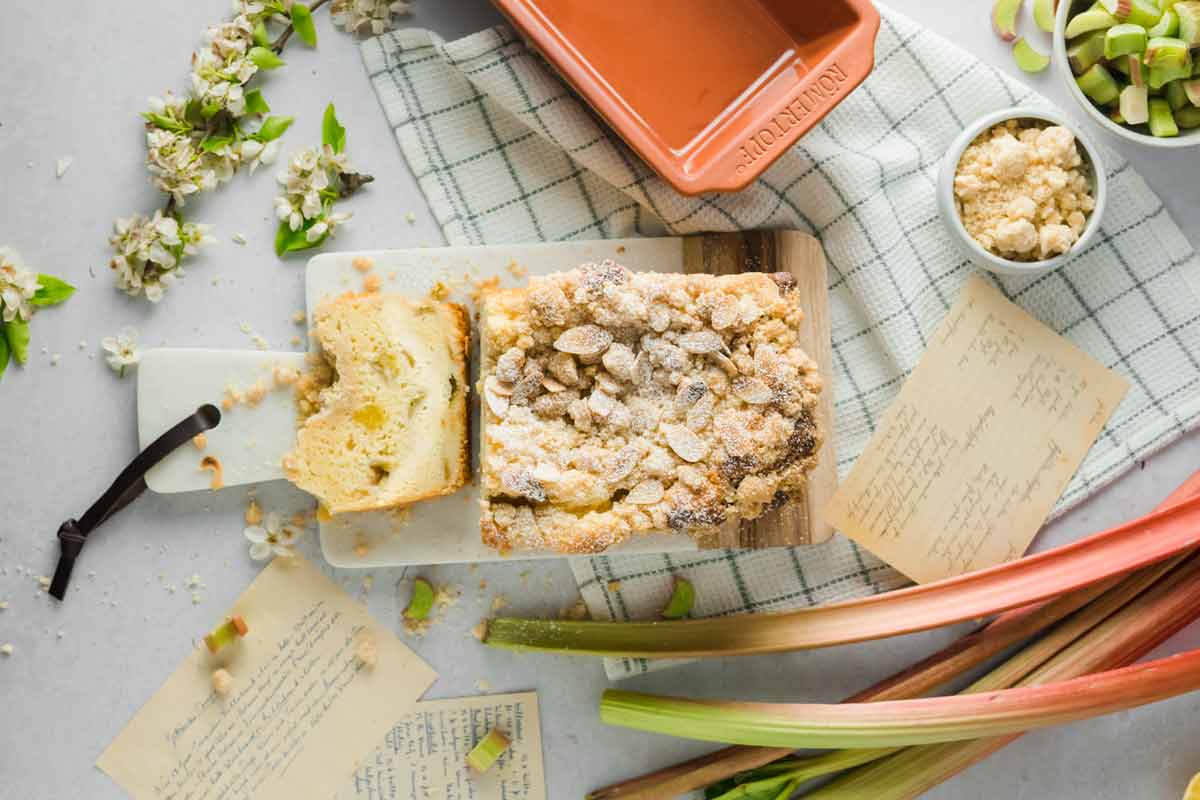 Rhabarber Streusel Kuchen mit Puddingfüllung