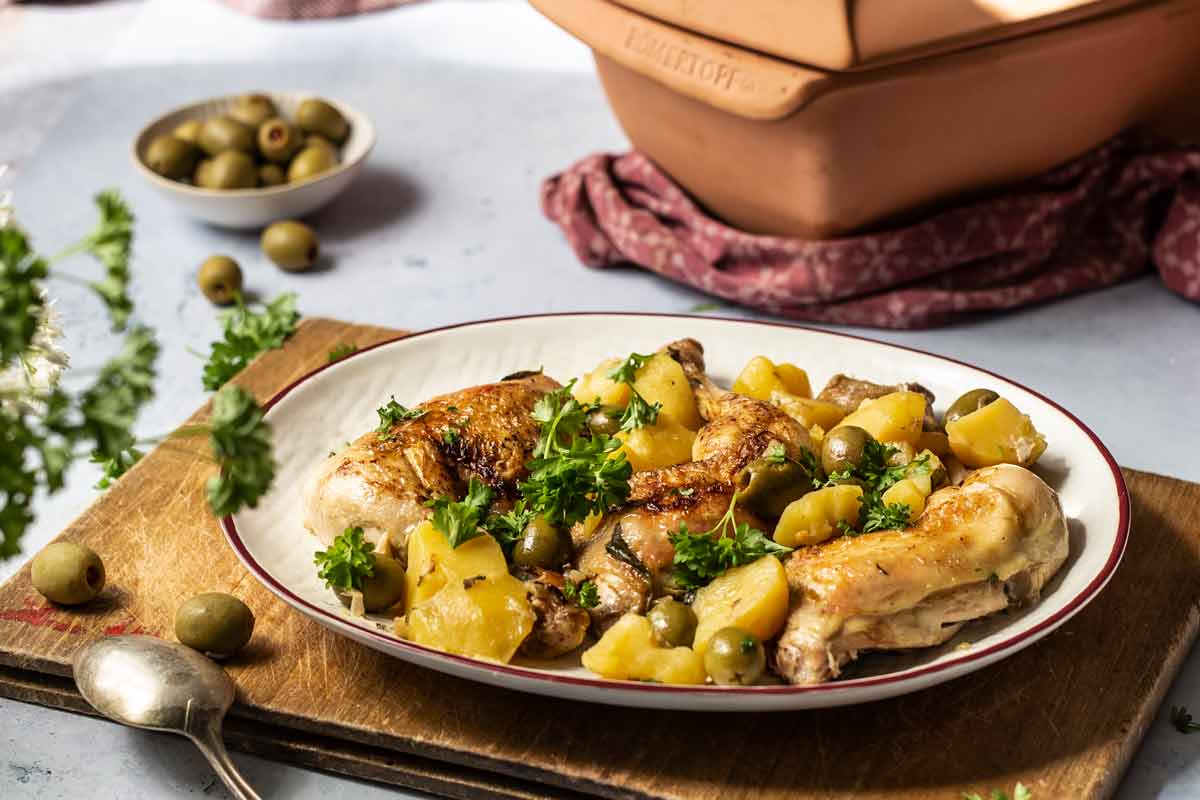 Mediterrane Hühnerschenkel mit Oliven und Kartoffeln